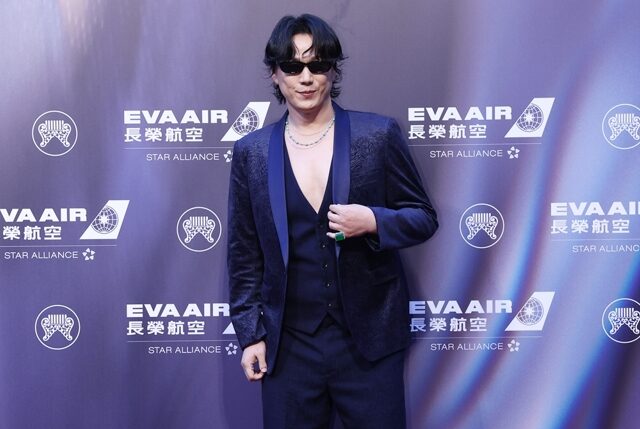 台灣新聞通訊社-金曲37》蕭煌奇罕穿深V「露賓士胸肌」 愛妻喊話：一定要得獎喔