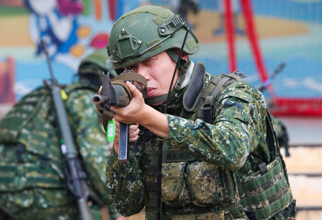 台灣新聞通訊社-他發文公審「國軍排長穿軍服吃麥當勞」 慘被網友罵翻