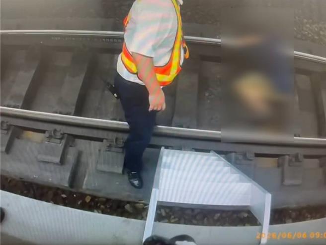 台灣新聞通訊社-高雄車站旅客跌落月台 驚險救出急送醫