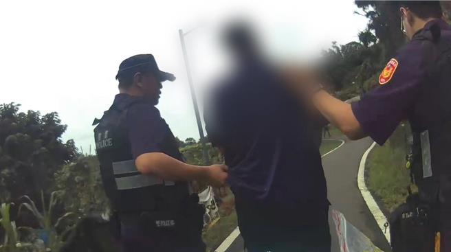 台灣新聞通訊社-拒檢瘋狂逆向21次吞48罰單 竹南警跨縣市圍捕通緝犯落網
