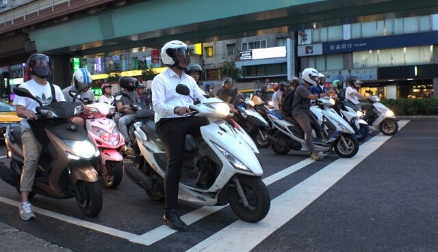 台灣新聞通訊社-路過竹科開車1小時才移動5公里 網紅崩潰：難怪年薪千萬都騎車