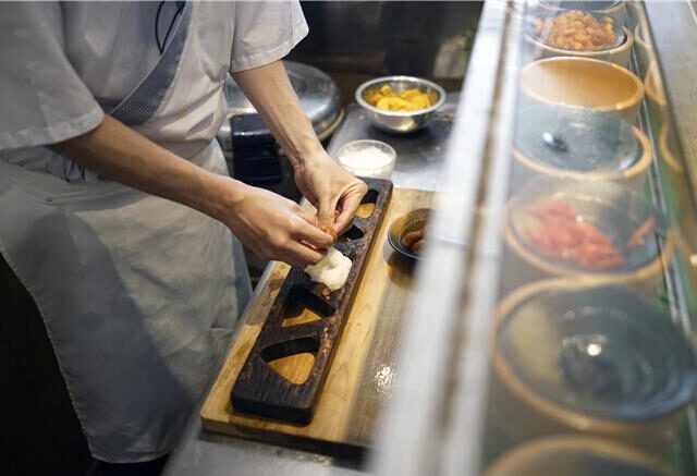 台灣新聞通訊社-飯糰也快吃不起？日本海苔價格10年翻倍