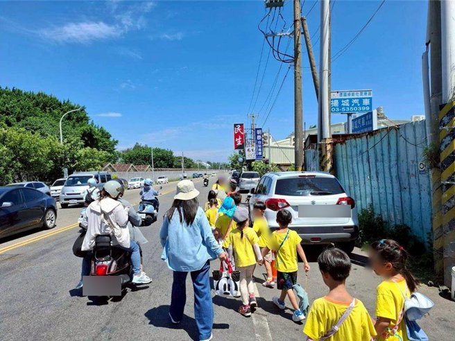 台灣新聞通訊社-竹市私有地道路遭占用警方難取締 學童與車爭道險象環生