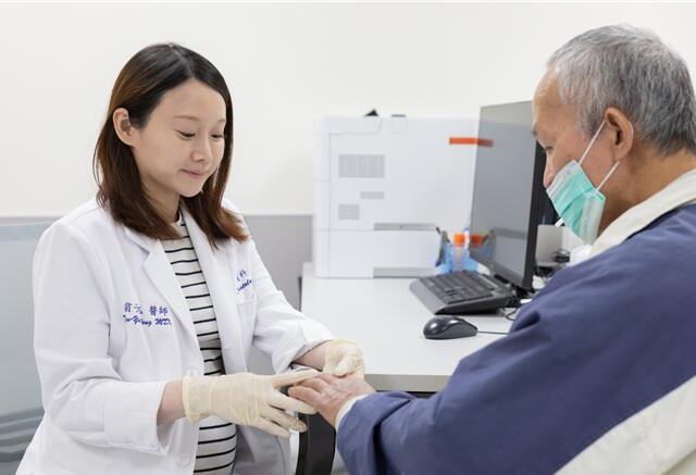 台灣新聞通訊社-腳趾甲變黃變厚！宜蘭70歲阿公拖成灰指甲 恐成隱形傳染源