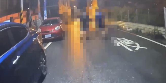 台灣新聞通訊社-違停挨罰辯「暴雨怕淹水」卻露餡 東港警一口氣開14張罰單