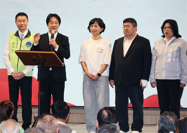 台灣新聞通訊社-賴清德出席新北嘉義同鄉會 秀3大執政成績單