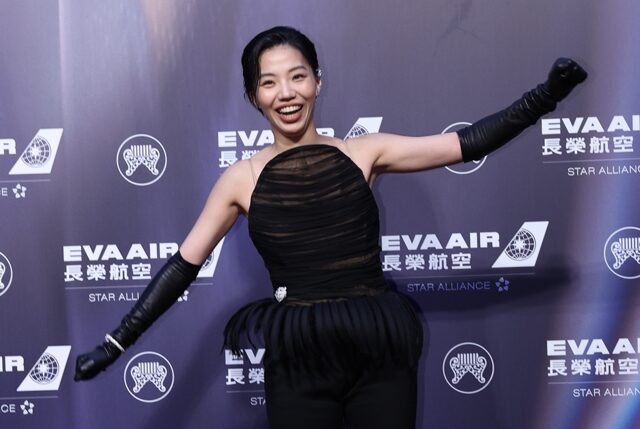 台灣新聞通訊社-金曲37》洪佩瑜認和徐佳瑩合作時「哭著爬進錄音室」 回應當下心情