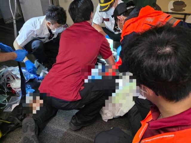 台灣新聞通訊社-松山車站驚傳意外！老翁倒臥大廳無生命跡象　急救畫面曝光