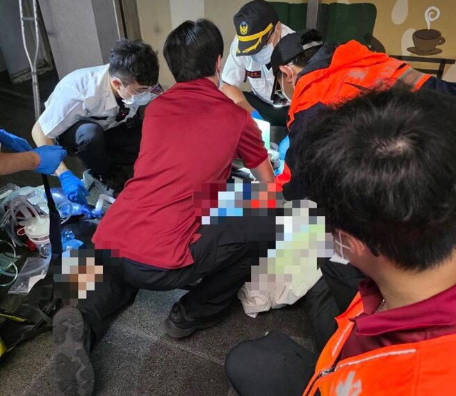 台灣新聞通訊社-松山車站驚傳意外！老翁倒臥大廳無生命跡象　急救畫面曝光
