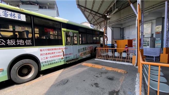 台灣新聞通訊社-危險!邊開車邊滑手機 客運司機遭違規記點處分
