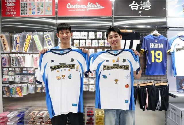台灣新聞通訊社-職排冠軍雙星合體「動手做」 衣服當場送掉！球迷：福利太滿