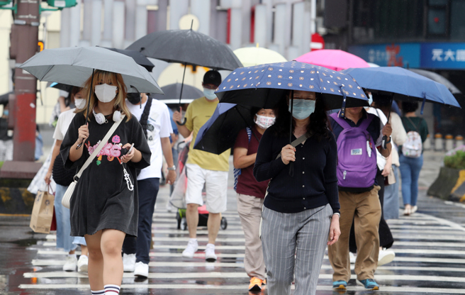 台灣新聞通訊社-為何台北人雨天「堅持穿布鞋」 全場共鳴曝原因