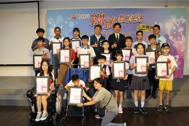 台灣新聞通訊社-童年睡空地、靠冷飯充飢 偏鄉女孩克服家庭逆境獲總統教育獎