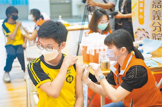 台灣新聞通訊社-男女都要打HPV疫苗!國中男生公費接種首年破8成
