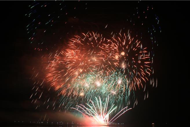 台灣新聞通訊社-花火節首場離島場望安登場 2500人登島賞300架無人機海島秀