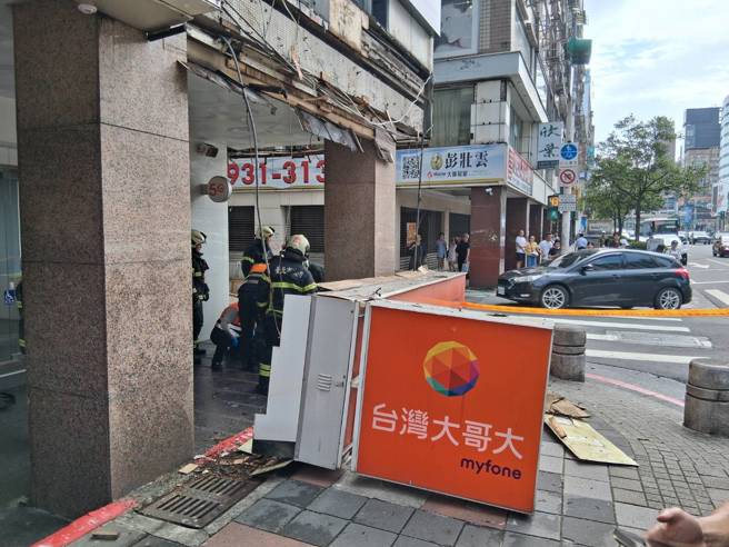 台灣新聞通訊社-快訊》北市東區「巨大招牌」突墜落 2路人遭砸傷送醫