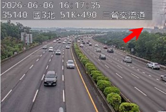 台灣新聞通訊社-快訊》鶯歌木材工廠大火 「濃煙竄天」國道都可以看到