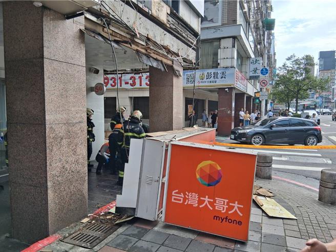 台灣新聞通訊社-北市忠孝東路巨型招牌掉落 2人遭砸傷送醫