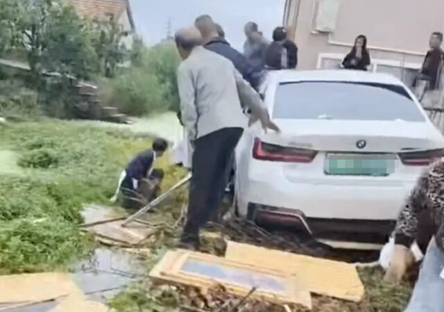 台灣新聞通訊社-悲上加悲！BMW倒車暴衝闖江蘇喪家告別式　釀1死7傷慘劇