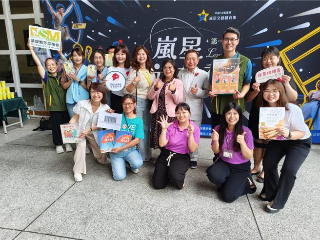 台灣新聞通訊社-3000發票堆出愛！33萬粉絲網紅主持 台中公益達人秀爆滿