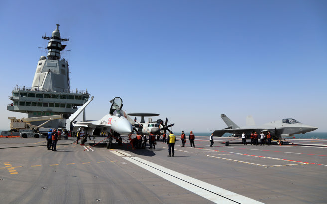 台灣新聞通訊社-影》殲-35＋殲-15T戰機觸艦復飛 陸福建艦航母南海加緊融合戰力