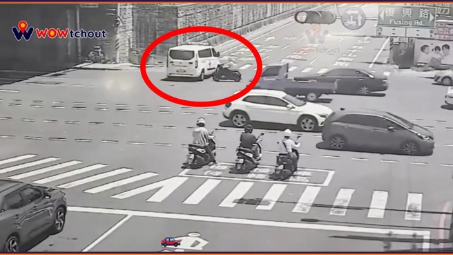 台灣新聞通訊社-台南民間救護車左轉 女騎士直行猛撞!畫面曝光
