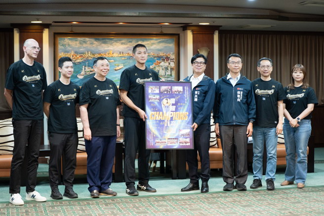 台灣新聞通訊社-TPVL》台鋼天鷹贈總冠軍給高市 陳其邁：高雄市民的驕傲