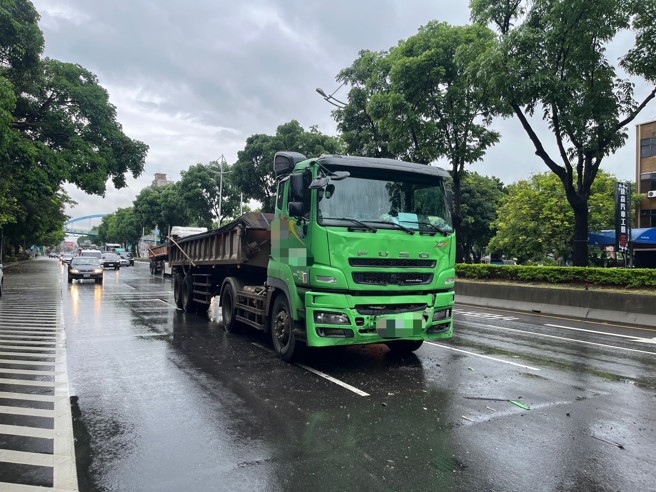 台灣新聞通訊社-曳引車「連環追撞」 士林警毒測嘆氣：又是陽性