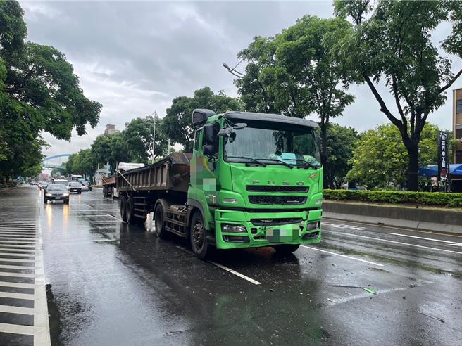 台灣新聞通訊社-北市曳引車追撞5車造3傷 警篩出又是毒駕遭裁定羈押