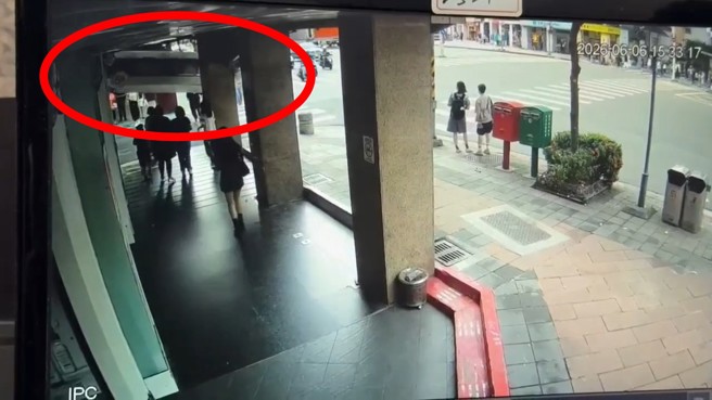 台灣新聞通訊社-監視器曝光！ 東區巨大招牌掉落 路人直呼「根本躲不掉」