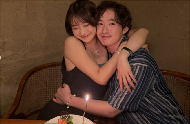 台灣新聞通訊社-愛莉莎莎遭爆新戀情後「首曬同框照」 甜摟男友羞喊:被迫官宣