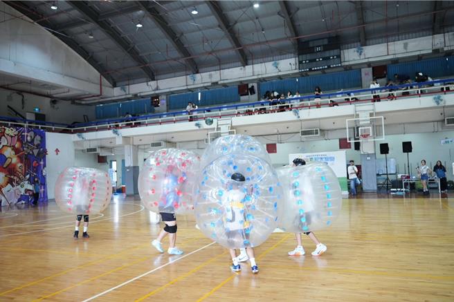 台灣新聞通訊社-桃園180高中職生「泡泡足球」尬輸贏 24校戰出團隊精神