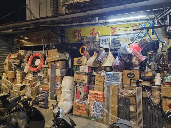 台灣新聞通訊社-直擊》北投最狂五金行！貨堆成牆塞爆店面 老闆腦藏「商品地圖」