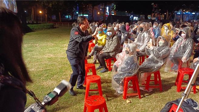 台灣新聞通訊社-黃瓊慧批桃園管樂嘉年華全溼演出 桃市府:鄭文燦時淋雨就是感動人心?