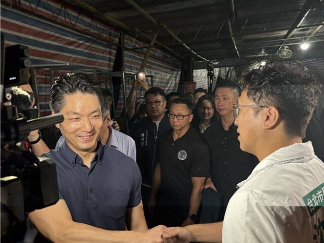 台灣新聞通訊社-蔣萬安、沈伯洋首同台！ 兩人握手、蔣大喊加油
