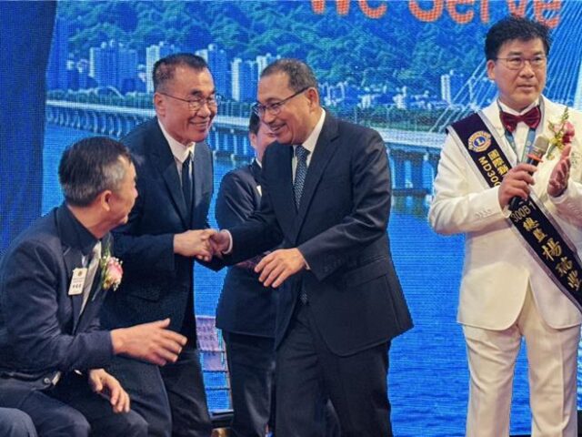 台灣新聞通訊社-李四川出席獅子會長交接及就職   侯友宜同台秀捷運政績喊「接好這一棒」