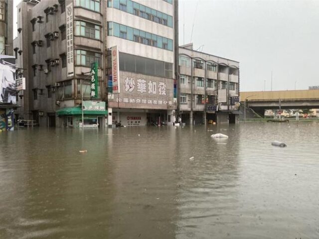 台灣新聞通訊社-台南慘淹…居民驚呼比八八風災可怕「顧家門整晚」 瞇一下起來一看慘了