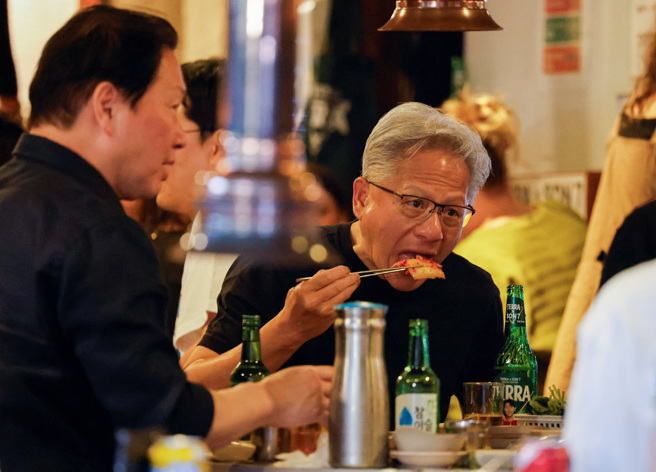 台灣新聞通訊社-黃仁勳首爾兆元宴 「忙內」坦承久未烤肉 續攤誰請客?