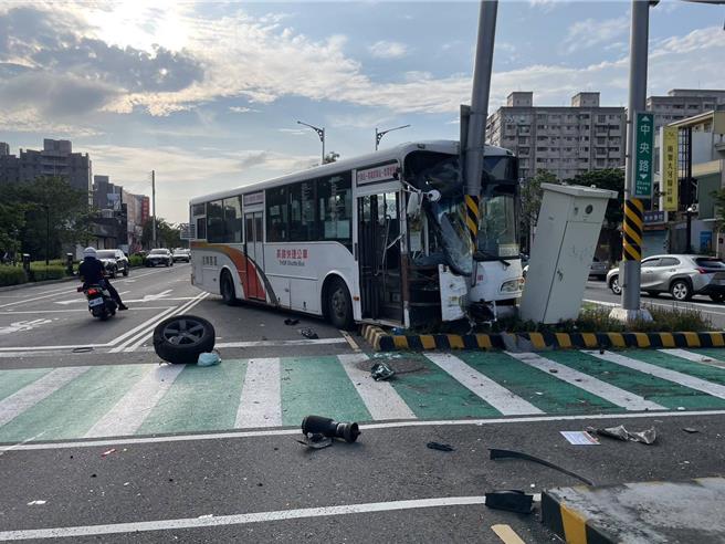 台灣新聞通訊社-高鐵快捷公車追撞休旅車 衝上分隔島釀7人傷