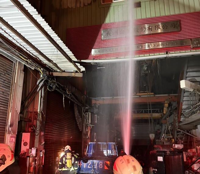 台灣新聞通訊社-桃園八德工廠晚間火警 燃燒油漆及電銲材料幸無傷亡
