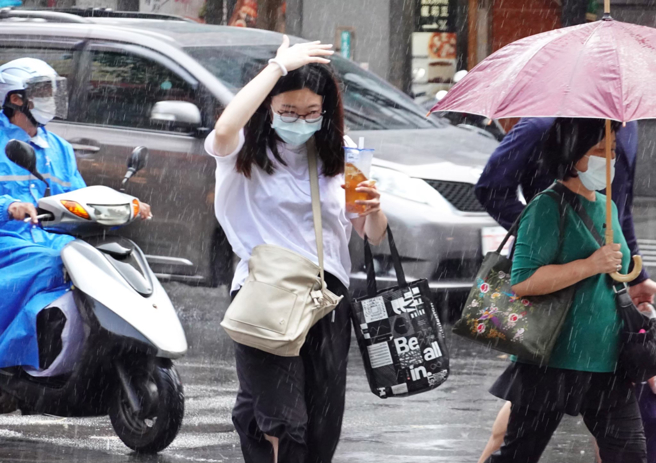 台灣新聞通訊社-天氣》明午後水彈開炸3地!下周兩段式豪雨 只有這天雨勢稍緩
