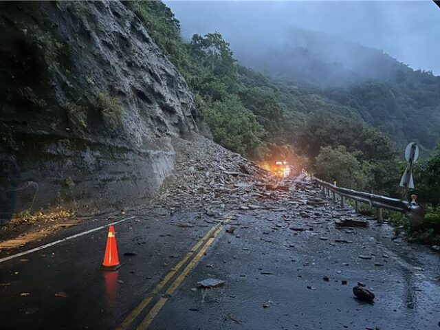 台灣新聞通訊社-雲龍橋明隧道連發生落石、山壁崩落 實施雙向封閉