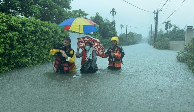 台灣新聞通訊社-快訊》大豪雨狂炸 屏東縣急宣布：下午2點起停班課