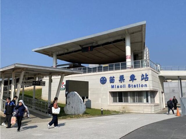 台灣新聞通訊社-台鐵延誤擴大！怪手翻覆軌道 延至下午13時搶通