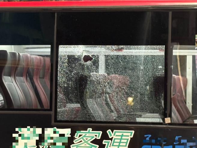 台灣新聞通訊社-公車窗戶「驚見彈孔」乘客嚇壞 高雄警追查襲擊原因