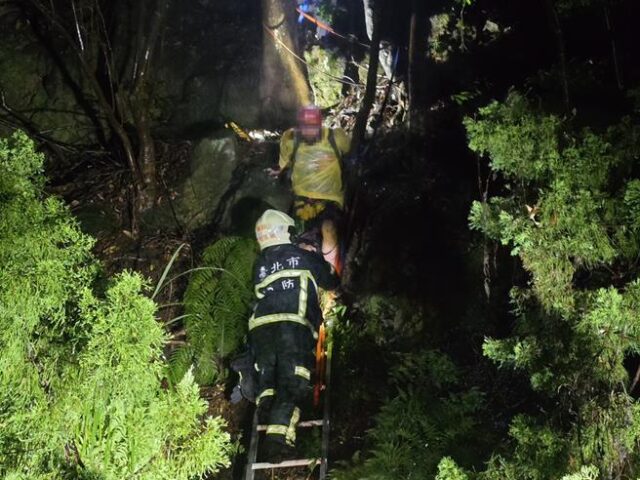 台灣新聞通訊社-英籍跑者陽明山迷途困山壁 警消漏夜架梯救援