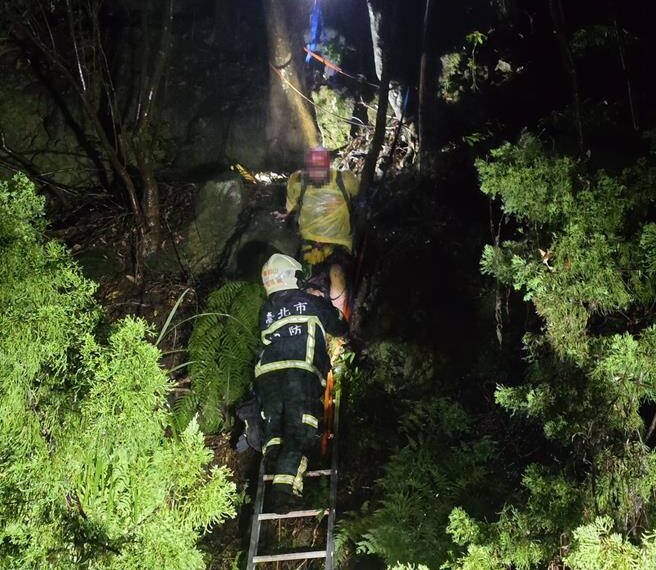 台灣新聞通訊社-英籍跑者陽明山迷途困山壁 警消漏夜架梯救援