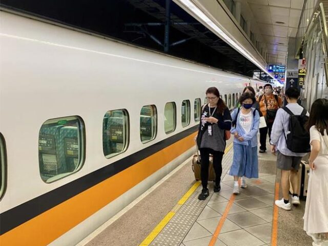 台灣新聞通訊社-手機掉高鐵軌道 中年男怒吼保全「給我跳下去撿」全場炸鍋喊列黑名單