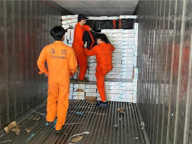 台灣新聞通訊社-高雄港攔截5只高風險貨櫃 查扣「市值逾9千萬」百萬包走私菸