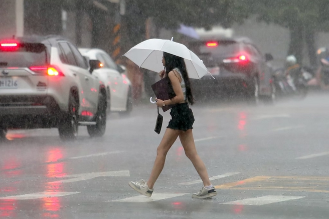 台灣新聞通訊社-雨彈開炸!3縣市大雨特報 一路下到晚上